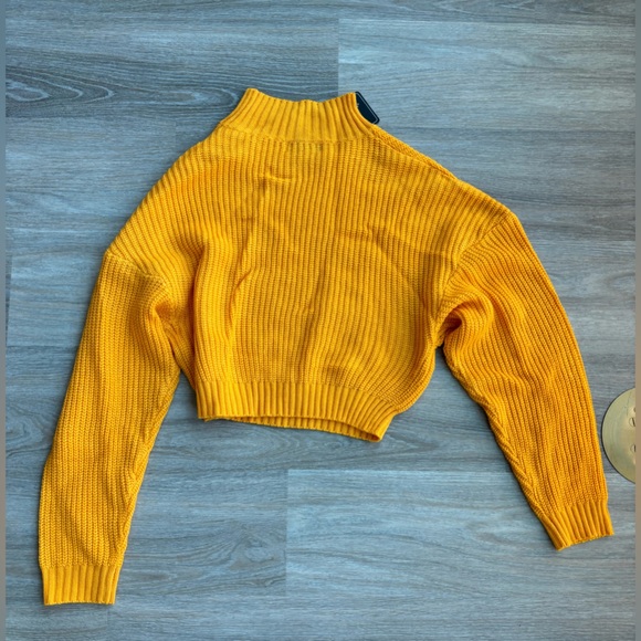 NWT. Size M. Zaful Cropped Turtleneck Lantern Sleeve Yellow Sweater. - Picture 4 of 4
